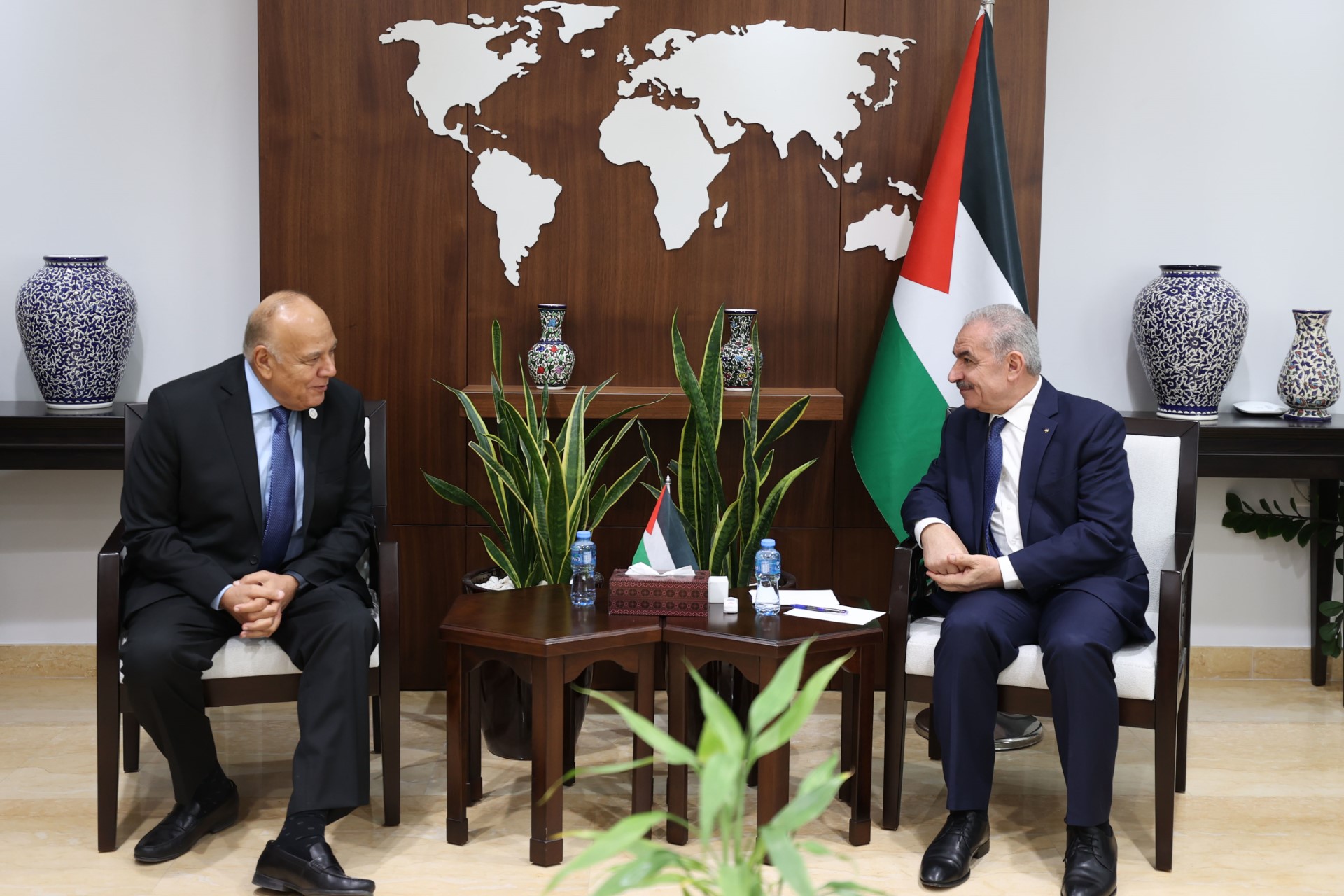 اشتية خلال لقائه أمين عام اتحاد الجامعات العربية عمرو عزت سلامة